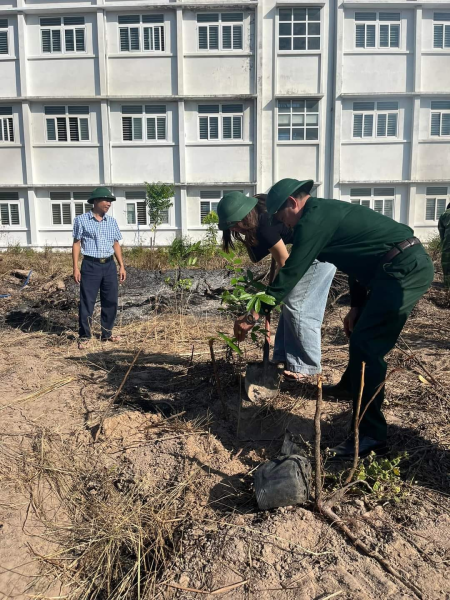Một số hình ảnh trong ngày ra quân "Tết trồng cây đời đời nhớ ơn Bác Hồ" tại Trung tâm GDQP&AN ở xã Suối Tân, huyện Cam Lâm. Gần 200 cây xà cừ, bàng,…. được trồng bởi hơn 40 cán bộ, giảng viên, sinh viên nhà trường.