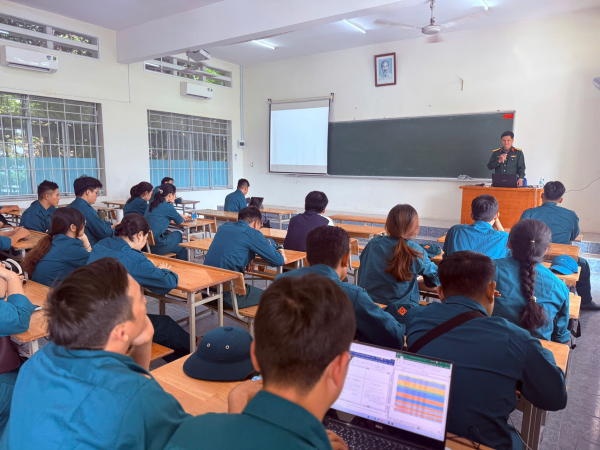 Hoàn thành huấn luyện Đại đội tự vệ Trường Đại học Nha Trang năm 2025