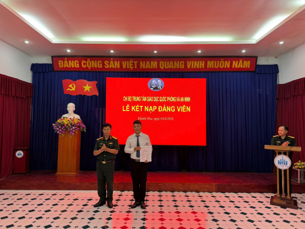 CHI BỘ TRUNG TÂM GIÁO DỤC QUỐC PHÒNG VÀ AN NINH TỔ CHỨC LỄ KẾT NẠP ĐẢNG VIÊN MỚI