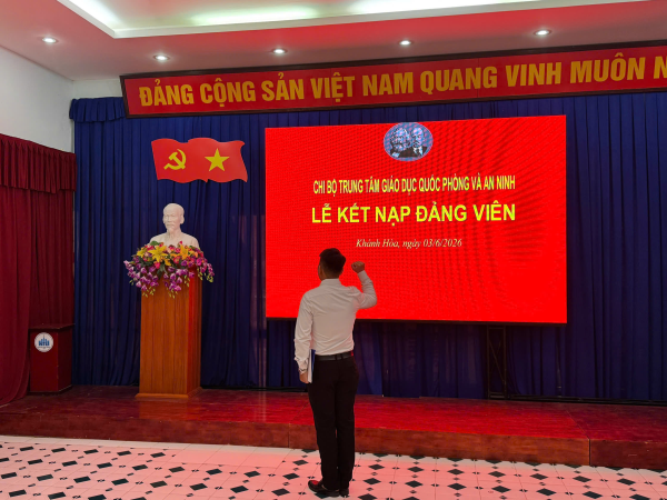 CHI BỘ TRUNG TÂM GIÁO DỤC QUỐC PHÒNG VÀ AN NINH TỔ CHỨC LỄ KẾT NẠP ĐẢNG VIÊN MỚI
