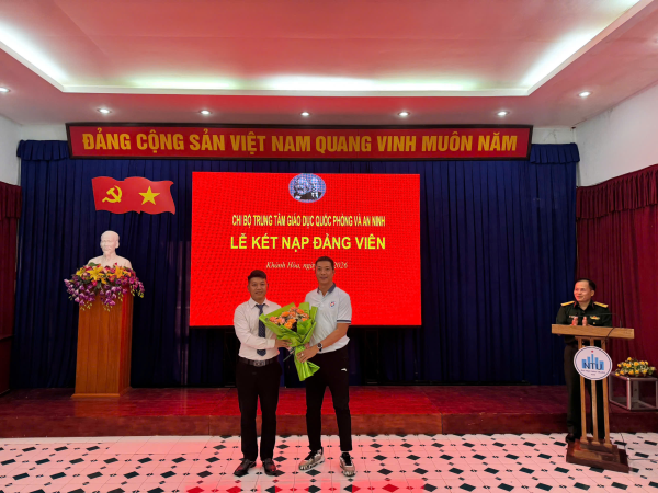 CHI BỘ TRUNG TÂM GIÁO DỤC QUỐC PHÒNG VÀ AN NINH TỔ CHỨC LỄ KẾT NẠP ĐẢNG VIÊN MỚI