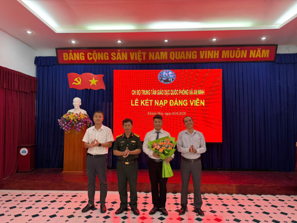 CHI BỘ TRUNG TÂM GIÁO DỤC QUỐC PHÒNG VÀ AN NINH TỔ CHỨC LỄ KẾT NẠP ĐẢNG VIÊN MỚI