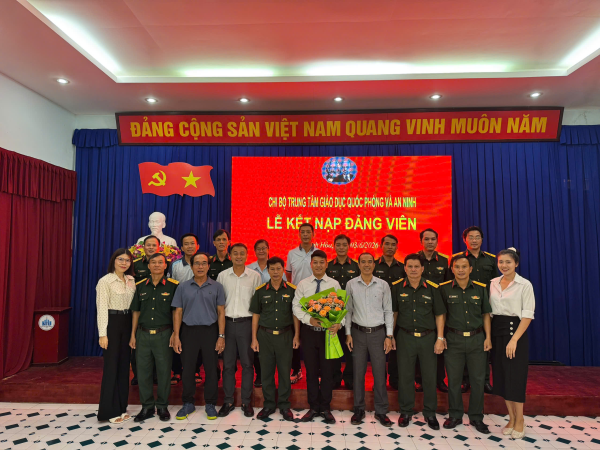 CHI BỘ TRUNG TÂM GIÁO DỤC QUỐC PHÒNG VÀ AN NINH TỔ CHỨC LỄ KẾT NẠP ĐẢNG VIÊN MỚI