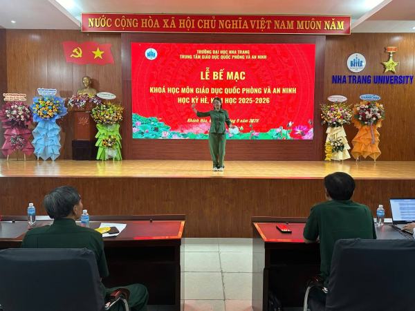 TRUNG TÂM GIÁO DỤC QUỐC PHÒNG VÀ AN NINH TRƯỜNG ĐẠI HỌC NHA TRANG TỔ CHỨC BẾ MẠC KỲ HỌC HÈ NĂM HỌC 2025 - 2026