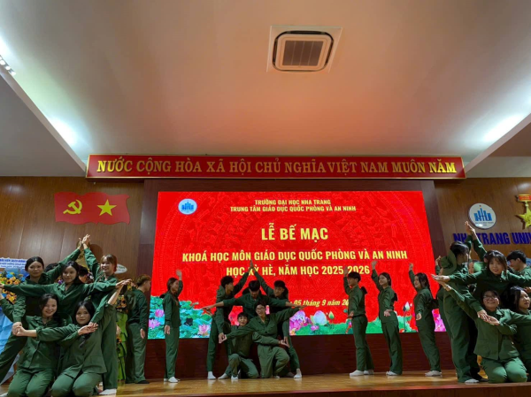 TRUNG TÂM GIÁO DỤC QUỐC PHÒNG VÀ AN NINH TRƯỜNG ĐẠI HỌC NHA TRANG TỔ CHỨC BẾ MẠC KỲ HỌC HÈ NĂM HỌC 2025 - 2026