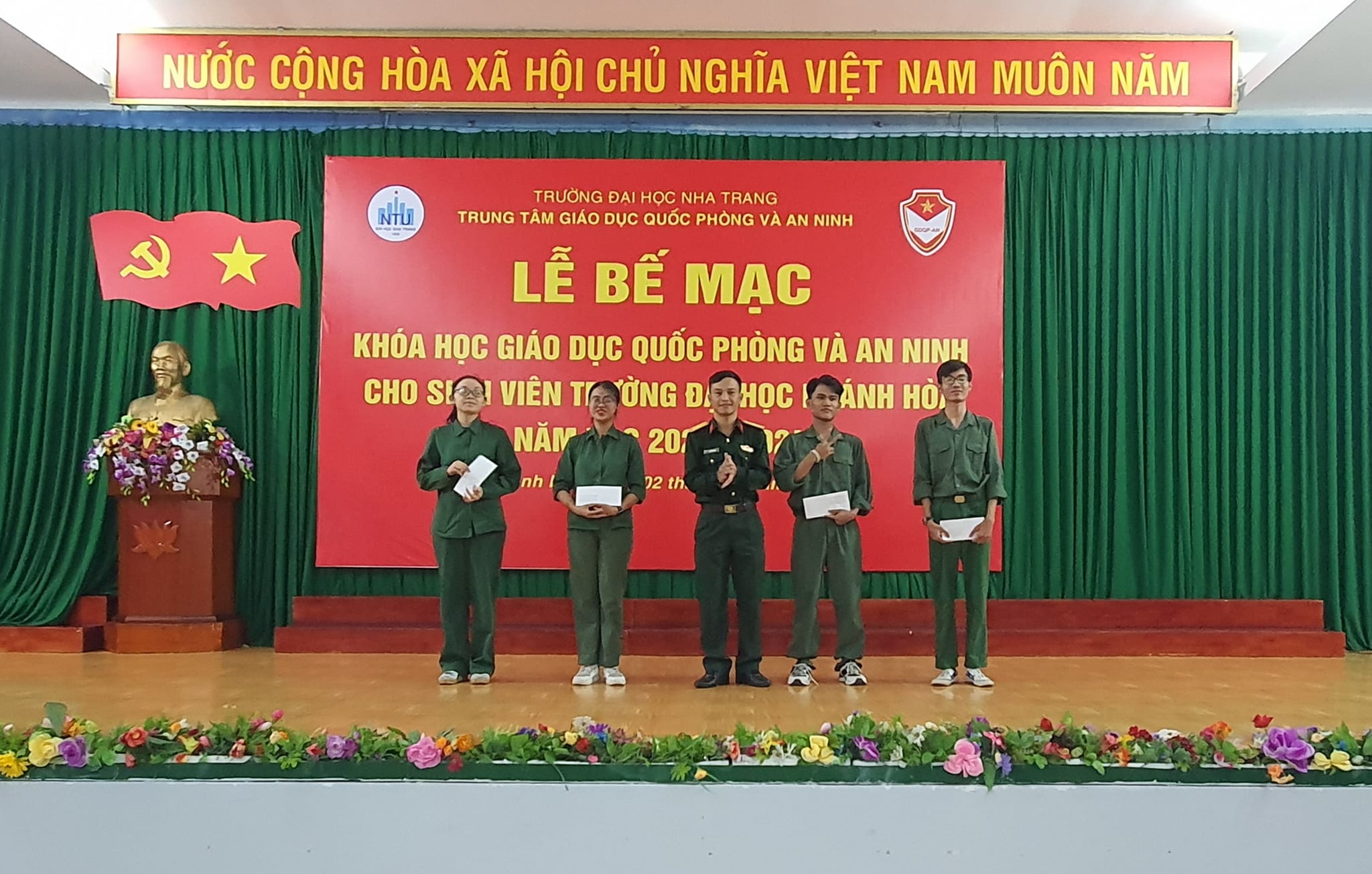 Một số hình ảnh buổi Bế mạc khóa học GDQP&AN cho sinh viên Trường Đại học Khánh Hòa, năm học 2023-2024