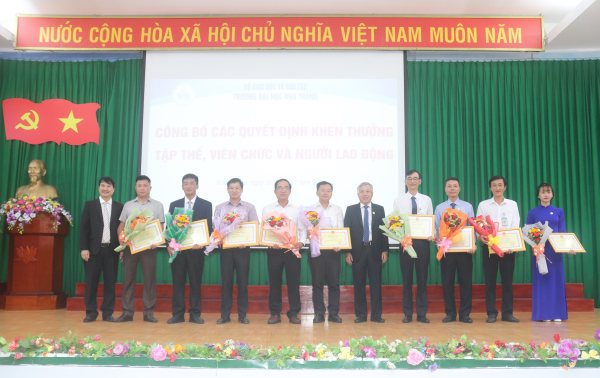 Công bố, trao quyết định bổ nhiệm 01 Giáo sư, 06 Phó Giáo sư và khen thưởng tập thể, cá nhân