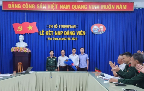 Chi bộ TT GDQP&AN tổ chức Lễ kết nạp Đảng viên cho đồng chí Hồ Thanh Nhã, Giảng viên Bộ môn Giáo dục Thể chất
