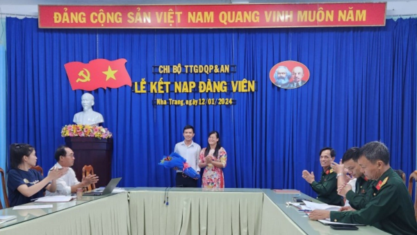 Chi bộ TT GDQP&AN tổ chức Lễ kết nạp Đảng viên cho đồng chí Hồ Thanh Nhã, Giảng viên Bộ môn Giáo dục Thể chất