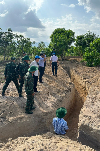 Nhà trường kiểm tra công tác xây dựng thao trường, bãi tập của Trung tâm giáo dục quốc phòng và an ninh tại huyện Cam Lâm