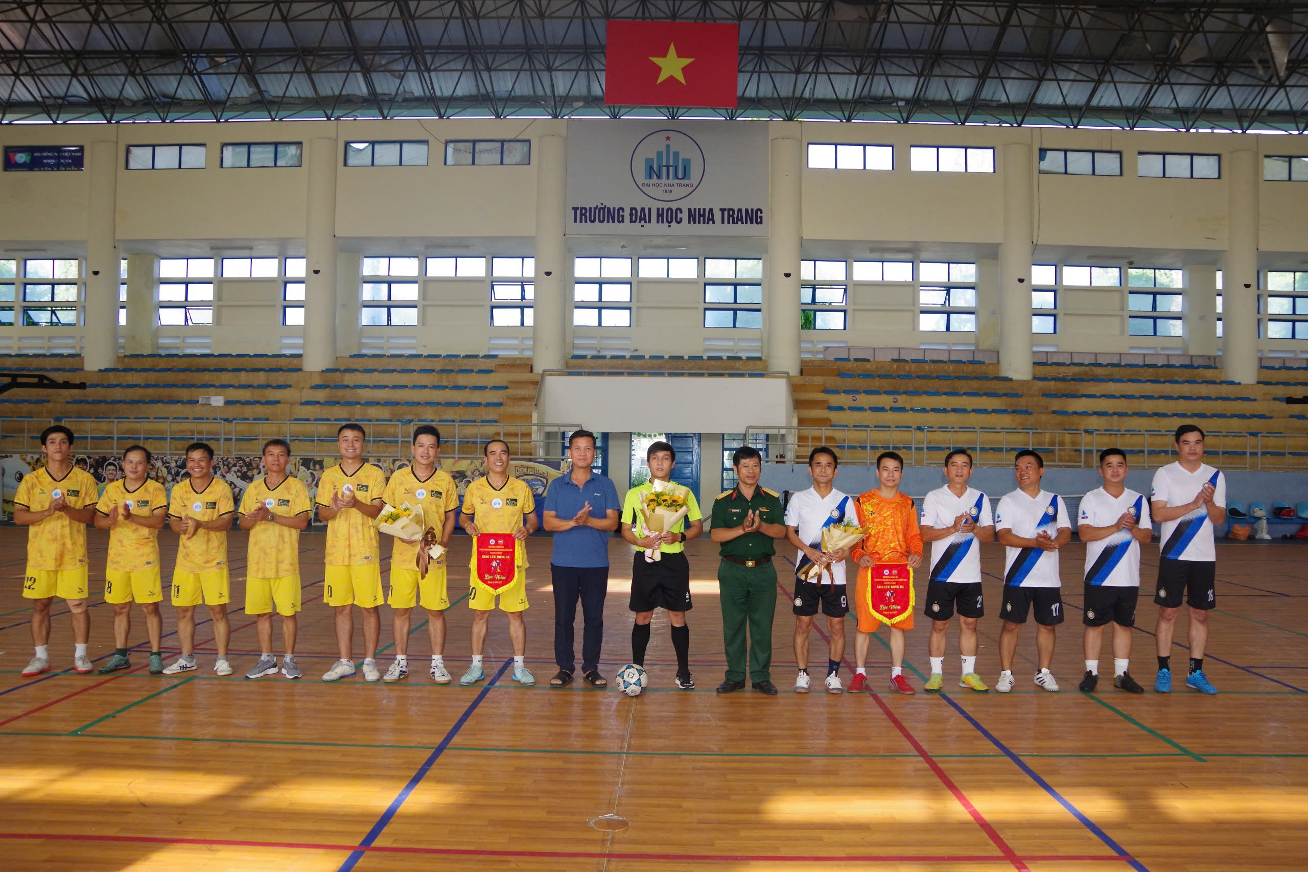 GIAO LƯU BÓNG ĐÁ NHÂN KỶ NIỆM 50 NĂM NGÀY GIẢI PHÓNG MIỀN NAM, THỐNG NHẤT ĐẤT NƯỚC