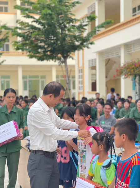Tặng quà chương trình “Tiếp sức đến trường” năm 2025