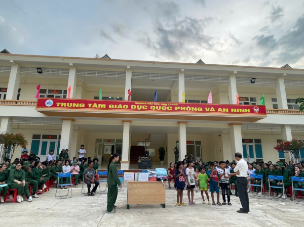 Tặng quà chương trình “Tiếp sức đến trường” năm 2025