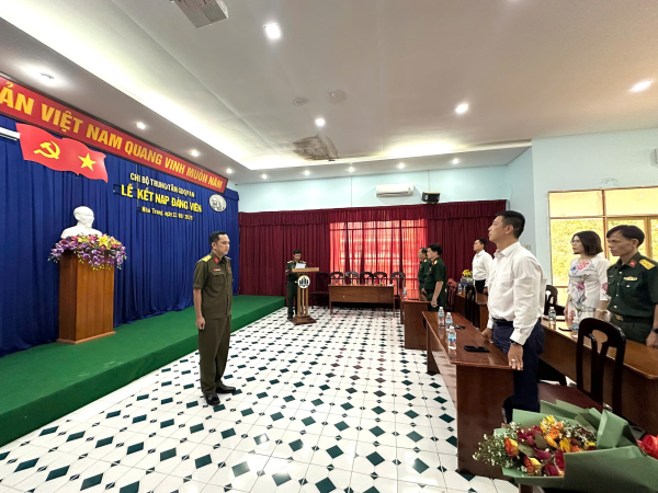 Chi bộ Trung tâm GDQP&AN tổ chức Lễ kết nạp Đảng viên mới