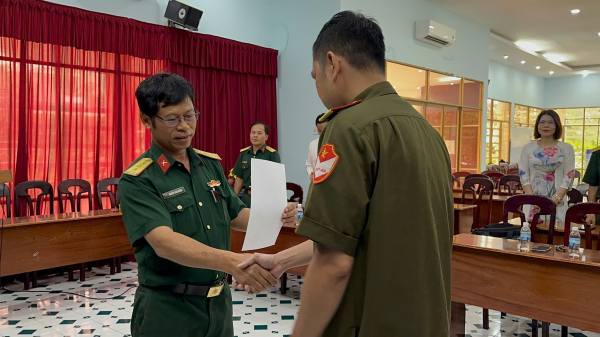 Chi bộ Trung tâm GDQP&AN tổ chức Lễ kết nạp Đảng viên mới
