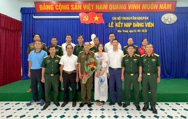 Chi bộ Trung tâm GDQP&AN tổ chức Lễ kết nạp Đảng viên mới