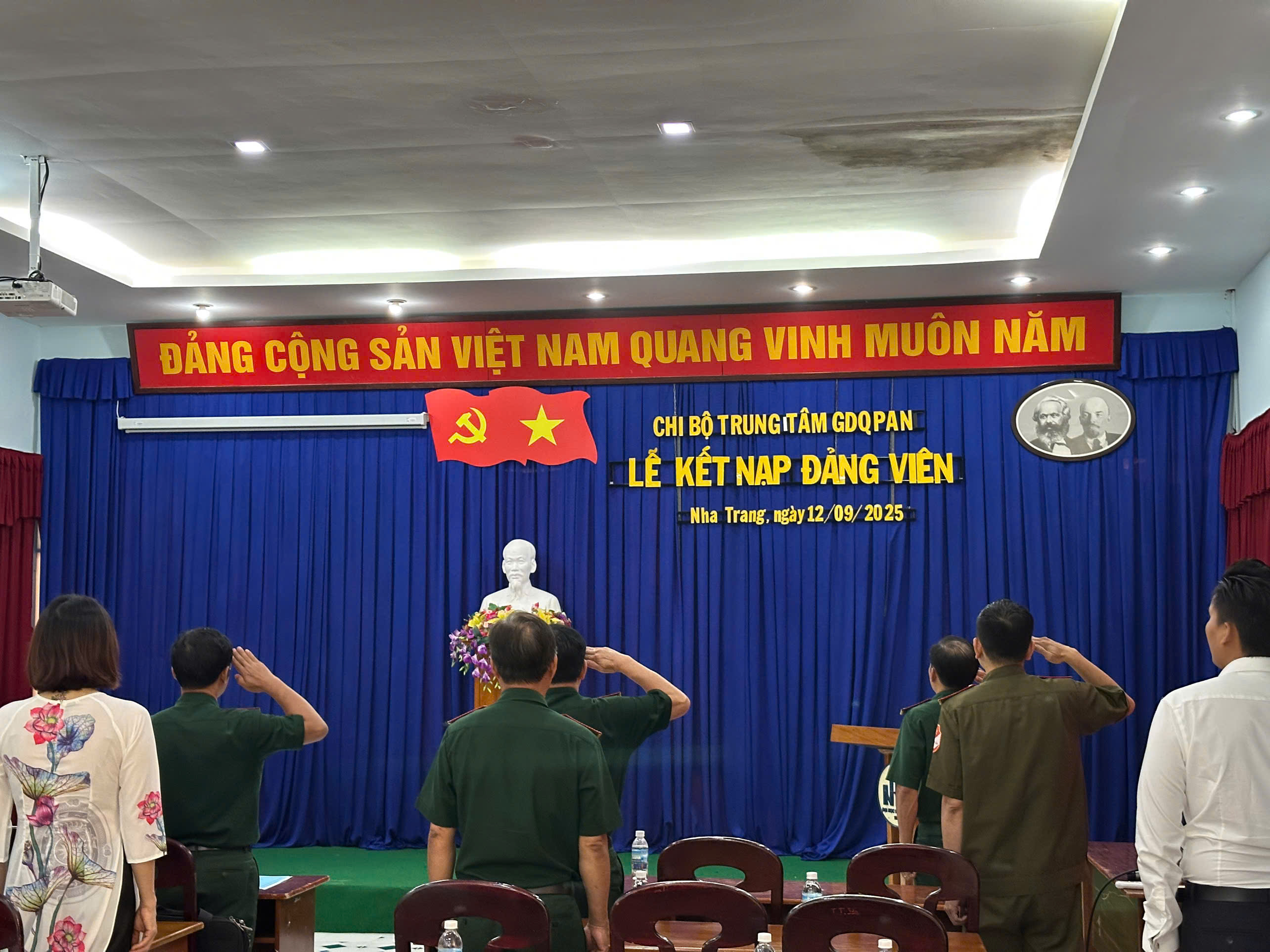 Chi bộ Trung tâm GDQP&AN tổ chức Lễ kết nạp Đảng viên mới